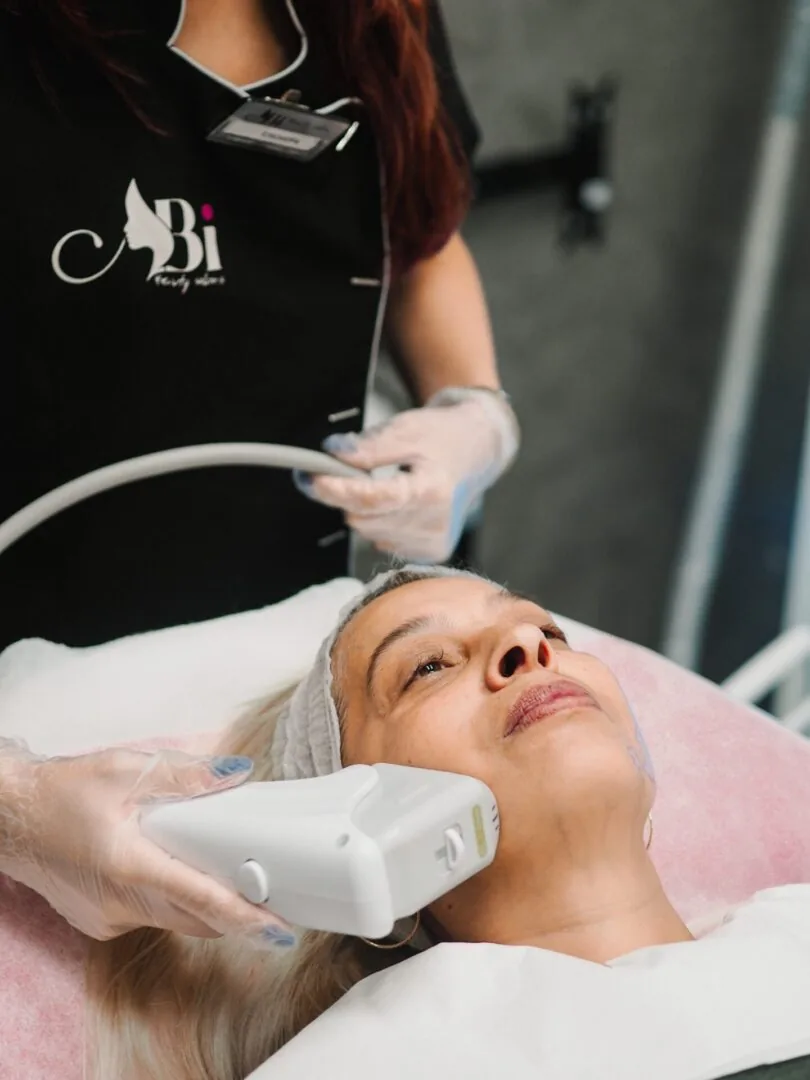 HIFU процедура по линията на челюстта с апарат Ultraformer III в център на Abi Beauty
