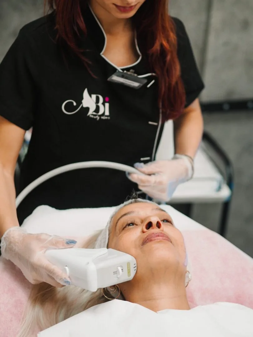 Специалист на Abi Beauty третира бузата с касета на Ultraformer III при ултразвуков лифтинг