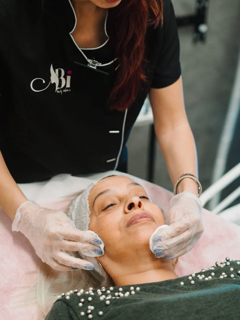 Почистване на лицето преди процедура с фокусиран ултразвук в Abi Beauty