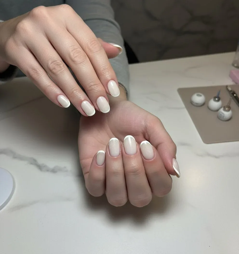 Класически естествен маникюр с чист, неутрален вид, Abi Beauty